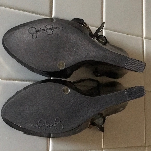 Jessica Simpson wedges with gold chain. - Picture 4 of 5